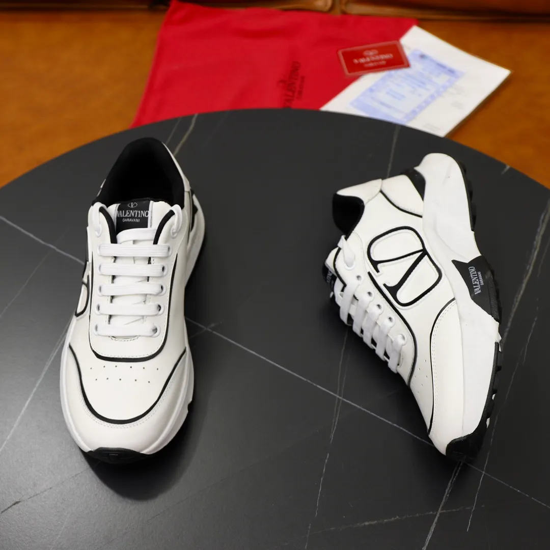 Ex-factory price: 460💰VALENTINO/Valentino 2025s men's latest low-top thick-soled sports shoes are shipped. Made with heavy industry, men's fine casual sports shoes, versatile style. Original leather, rubber lines embellished with geometric segmentation uppers, hand-sewn, novel and fashionable, rubber soles with rivet details on the front and back, VALENTINO GARAVANI LOGO printed on the side, and Valentino Garavani decorative inlay on the tongue. Logo, comfortable, breathable and durable on the feet! Comes with full original packaging! Code number: 38-39-40-41-42-43-44 (45 can be customized)
